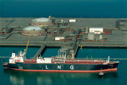 Európa stále viac nahrádza ruské plynovodné dodávky dovozom ruského LNG